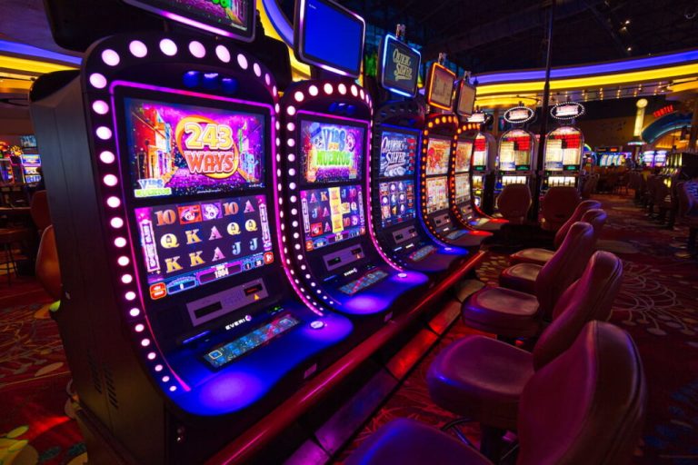 Fast paced slot sessions fit well into short daily breaks